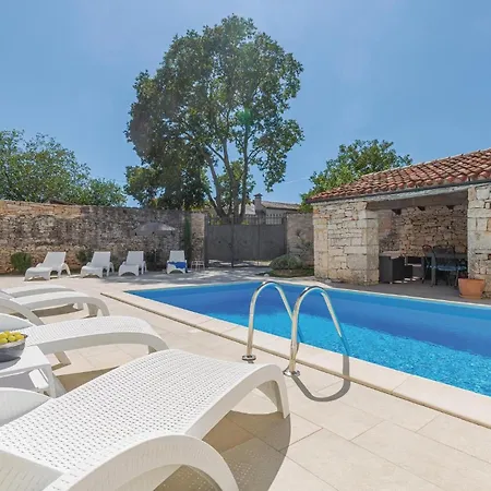 4 Bedroom Lovely In Kringa