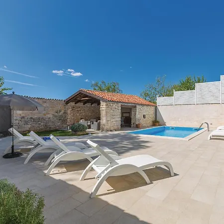 4 Bedroom Lovely In * Kringa